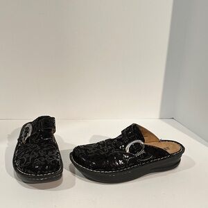 White Mountain Elegant Black Patterned Mules